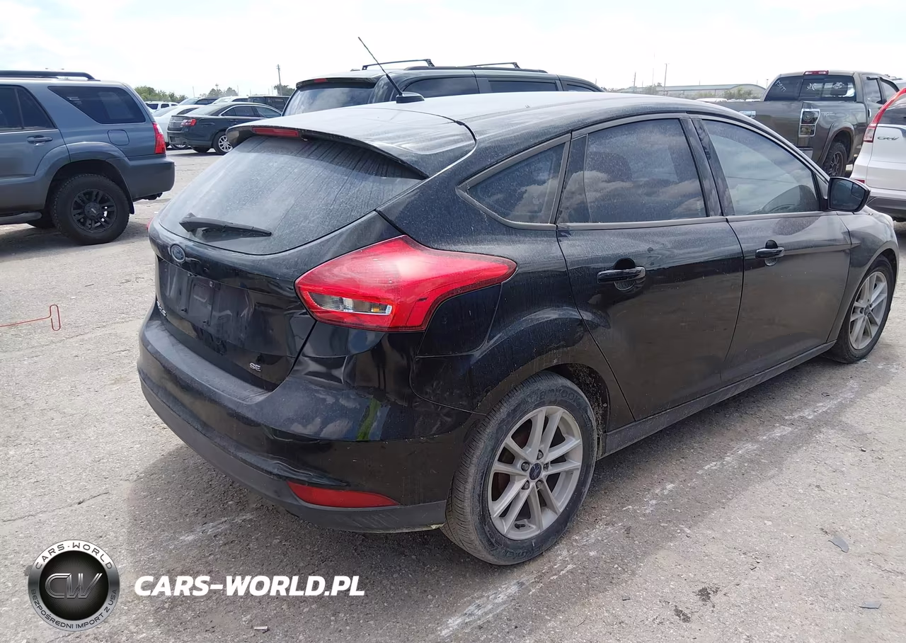 2018 Ford Focus Se VIN:1FADP3K21JL282488 - 4