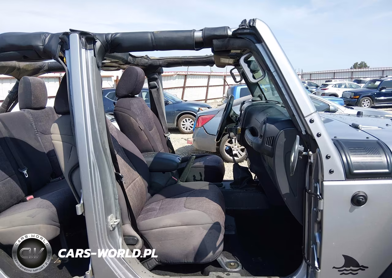 2013 Jeep Wrangler Unlimited Sport VIN:1C4BJWDG5DL612425 - 5