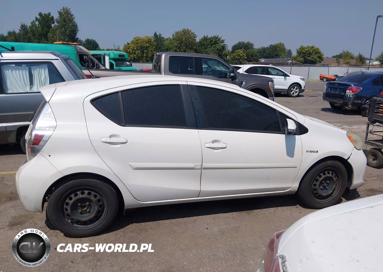 2013 Toyota Prius C Two VIN:JTDKDTB33D1532140 - 13