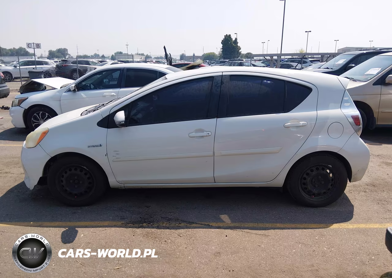 2013 Toyota Prius C Two VIN:JTDKDTB33D1532140 - 14