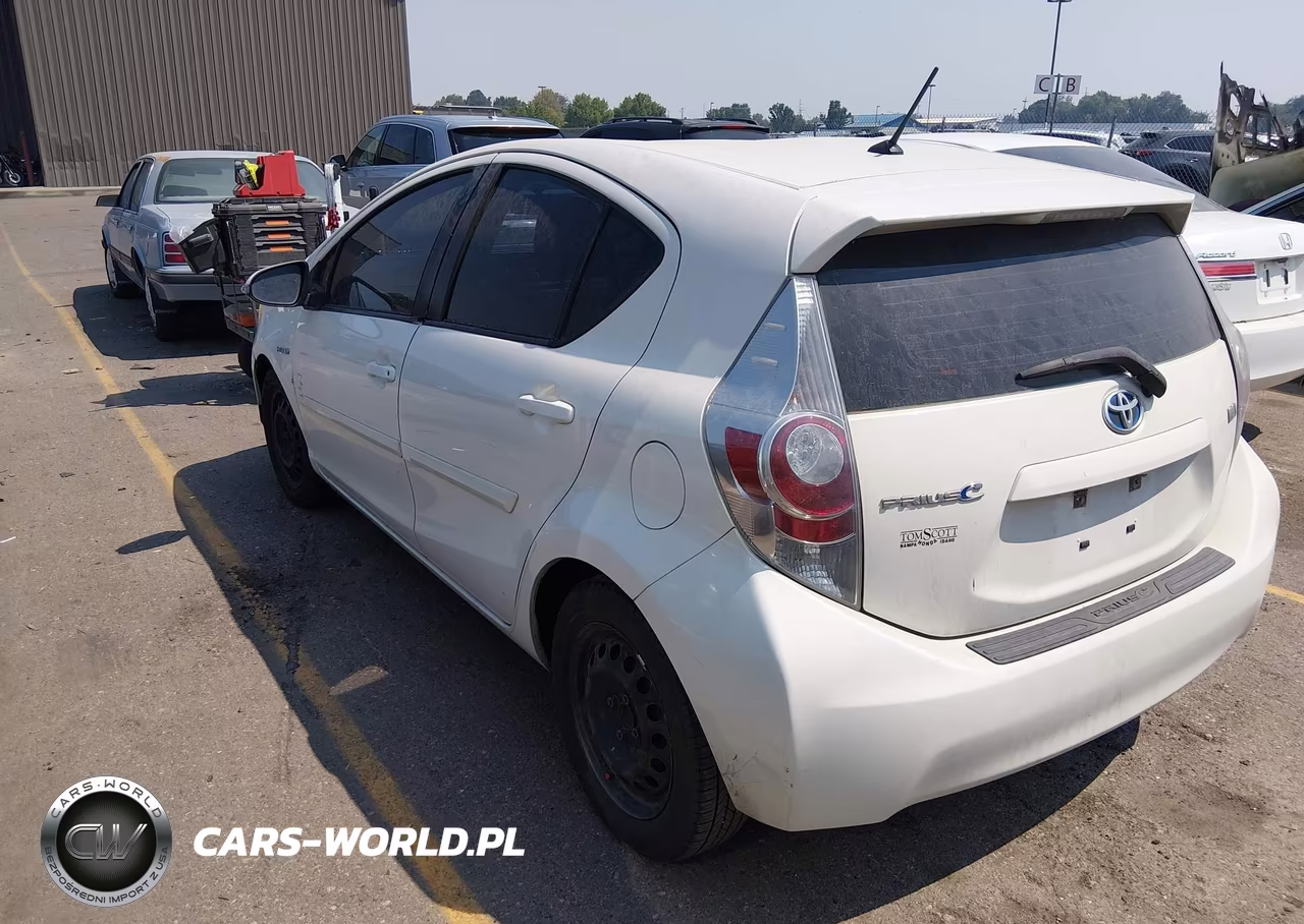 2013 Toyota Prius C Two VIN:JTDKDTB33D1532140 - 3