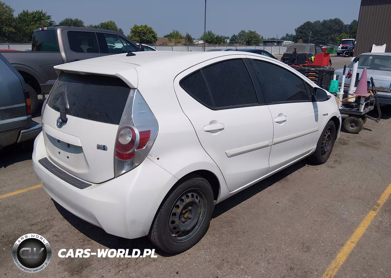 2013 Toyota Prius C Two VIN:JTDKDTB33D1532140 - 4