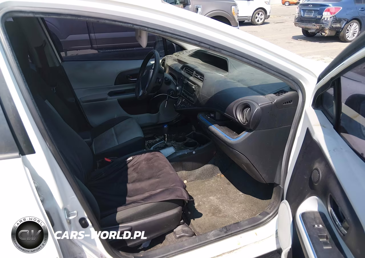 2013 Toyota Prius C Two VIN:JTDKDTB33D1532140 - 5
