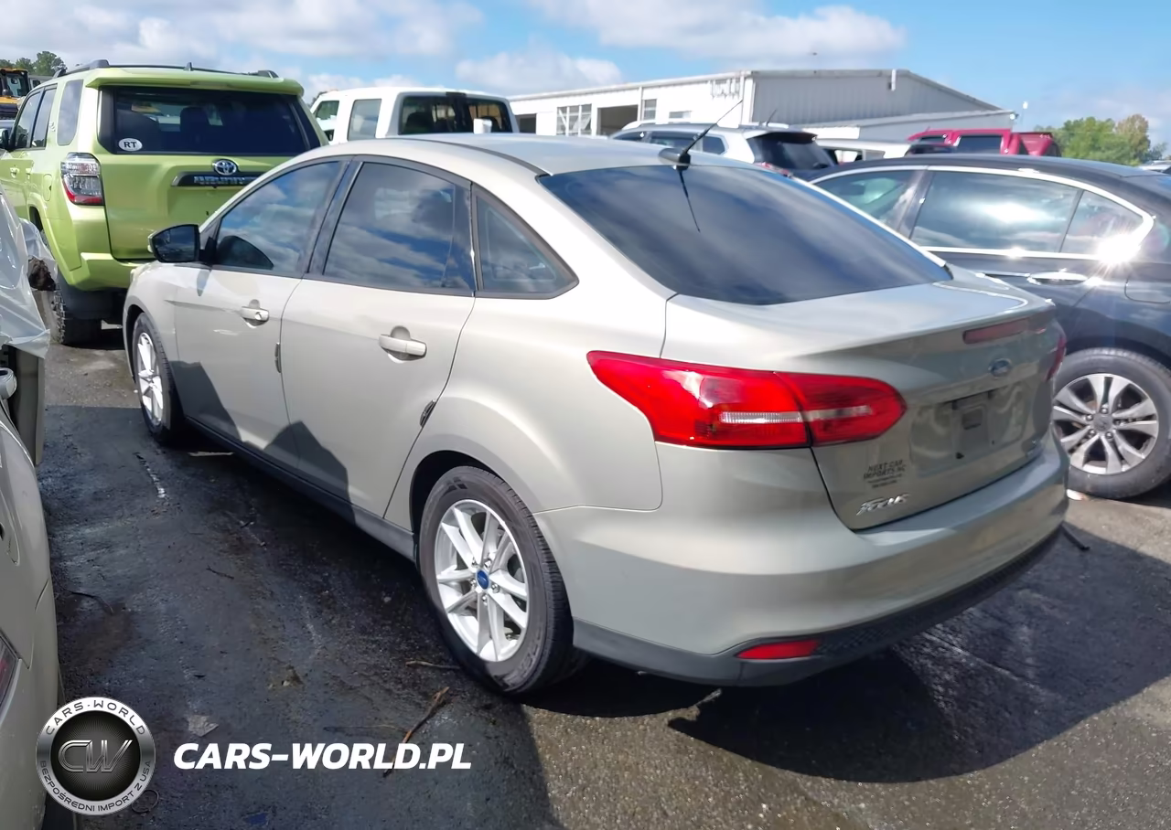 2015 Ford Focus Se VIN:1FADP3F26FL202135 - 3