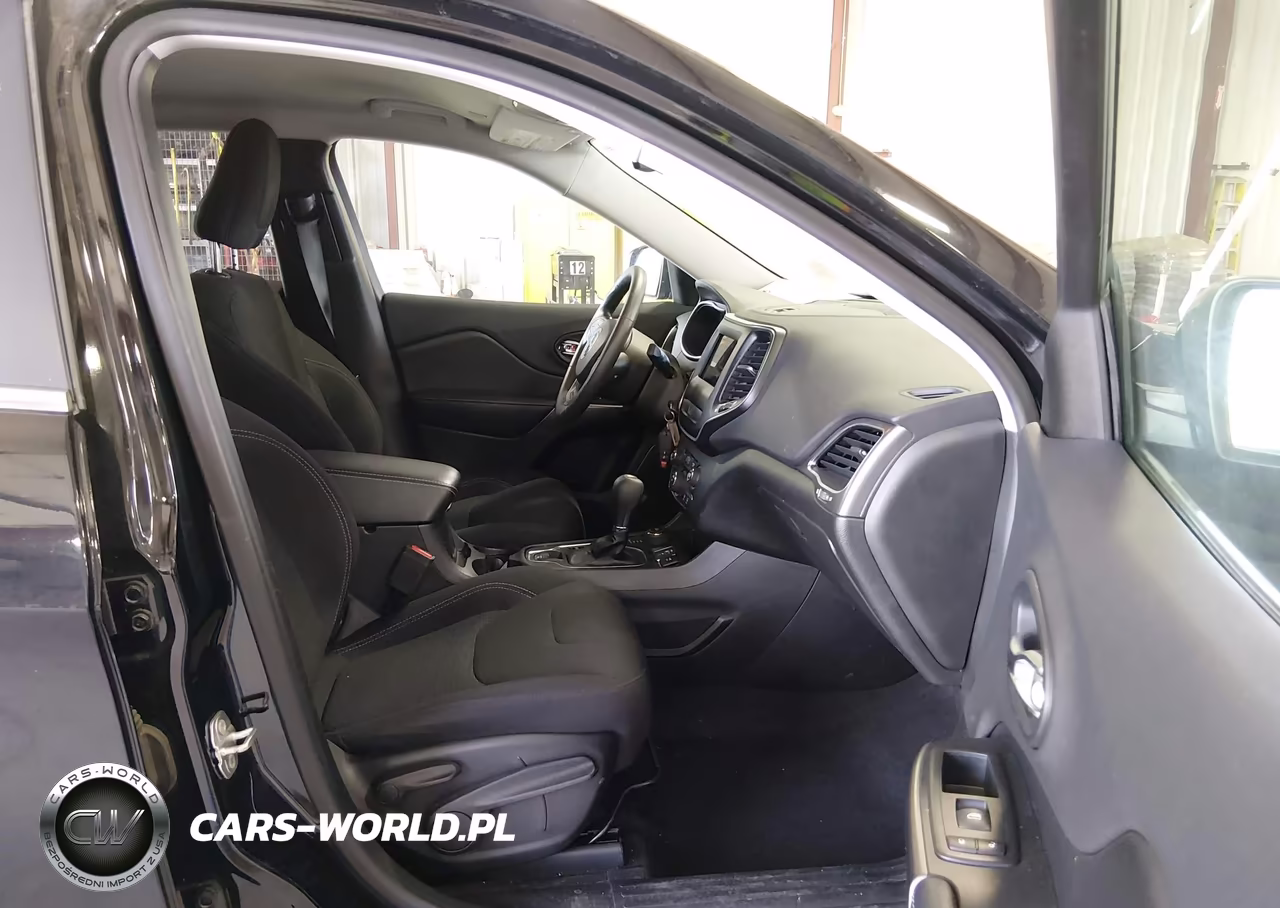 2019 Jeep Cherokee Latitude 4X4 VIN:1C4PJMCB7KD406756 - 5