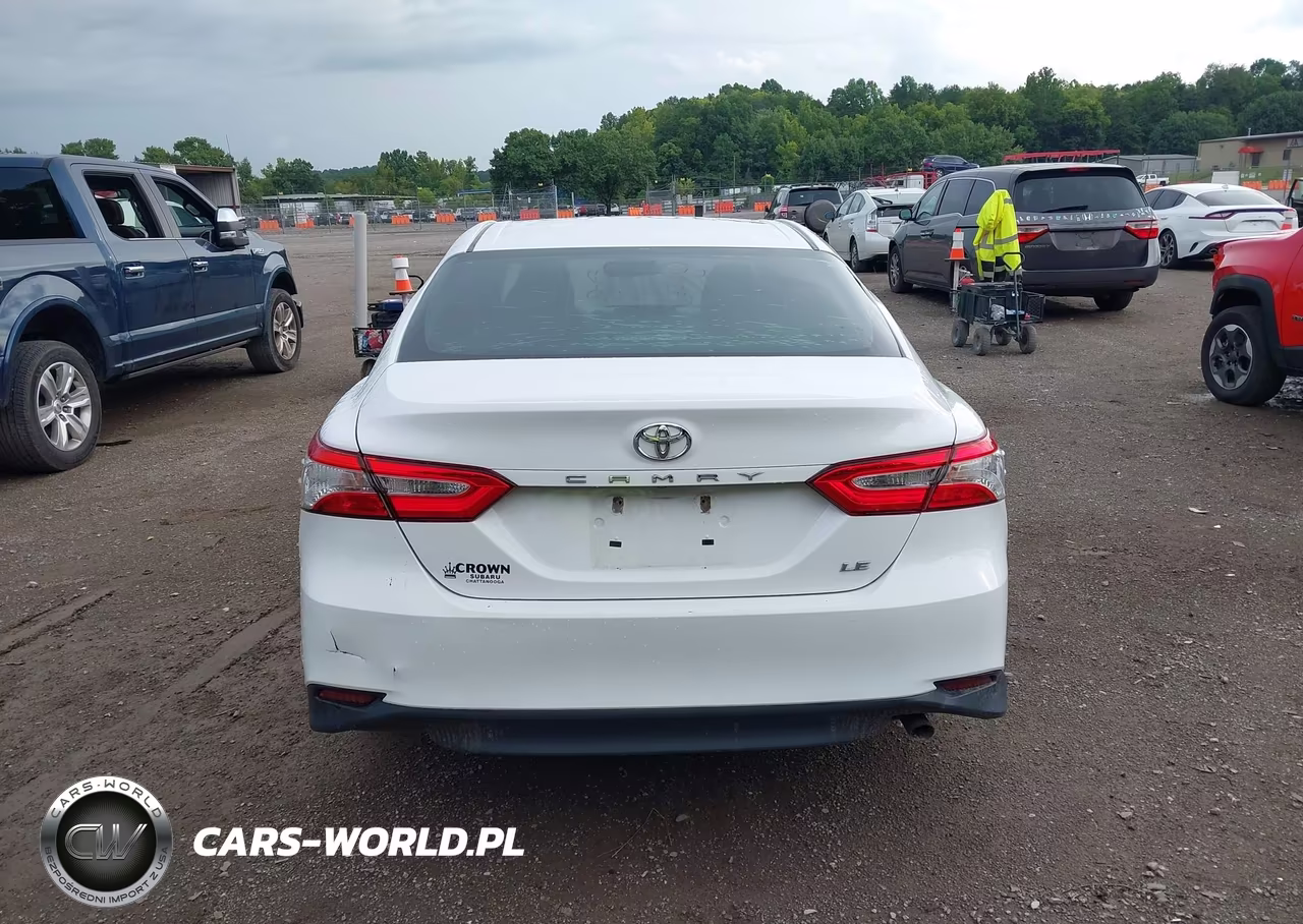 2018 Toyota Camry Le VIN:4T1B11HK5JU621628 - 16