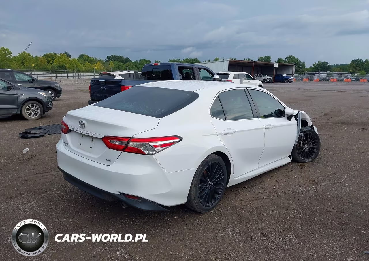 2018 Toyota Camry Le VIN:4T1B11HK5JU621628 - 4