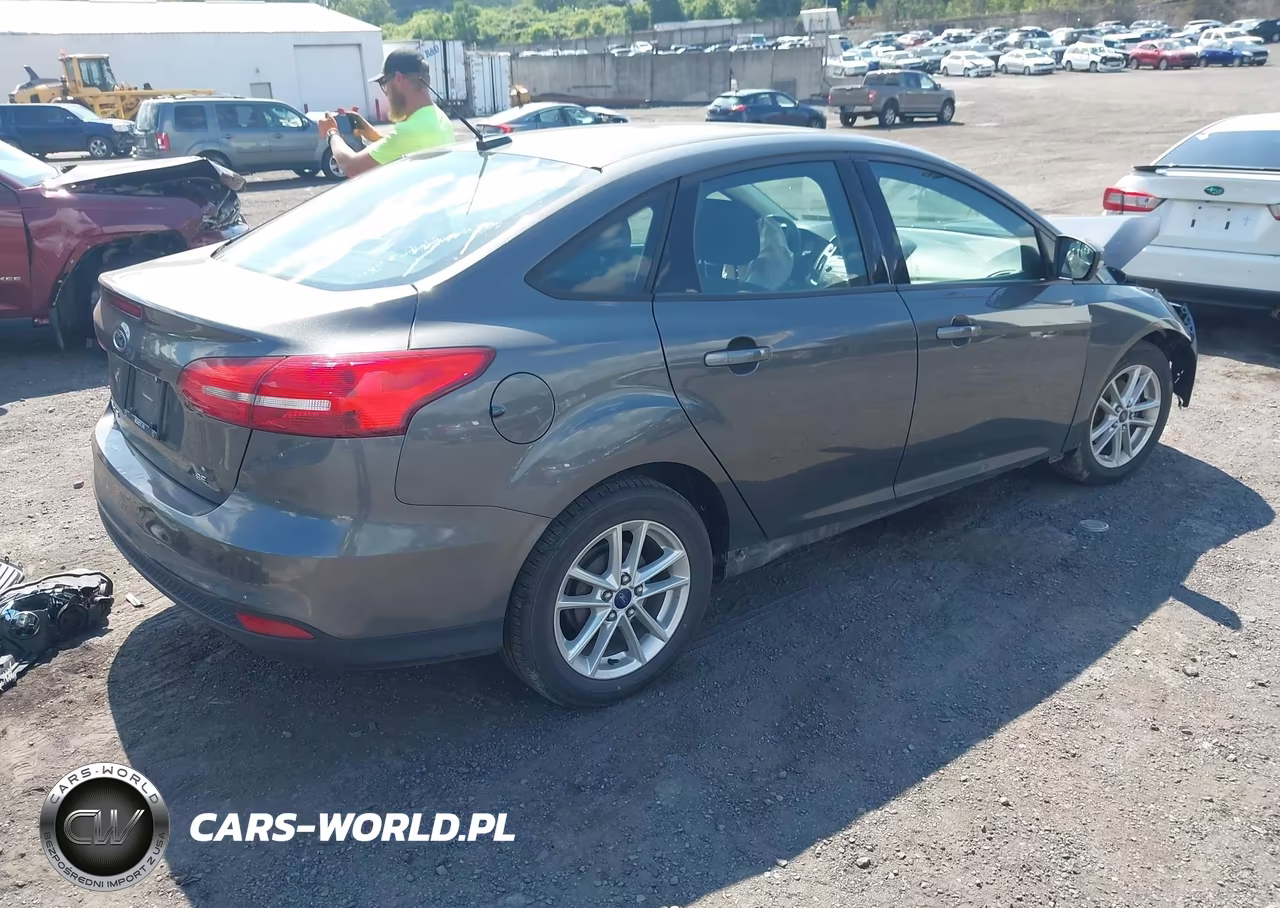 2016 Ford Focus Se VIN:1FADP3F23GL224711 - 4