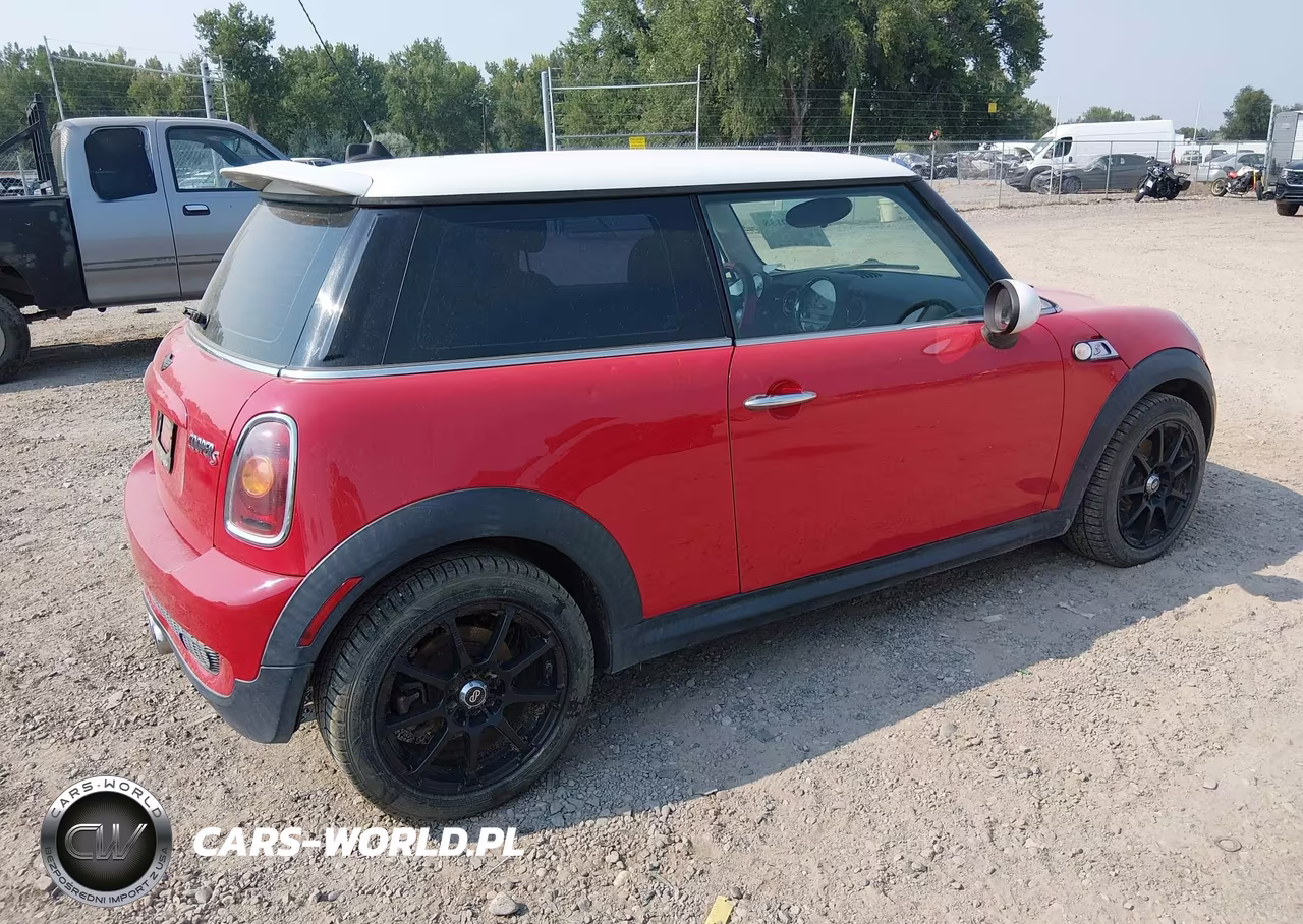 2007 Mini Cooper S VIN:WMWMF73537TV31327 - 4