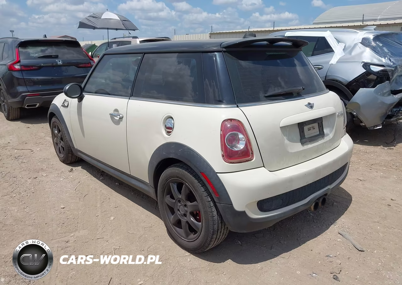 2010 Mini Cooper S VIN:WMWMF7C54ATX43130 - 3