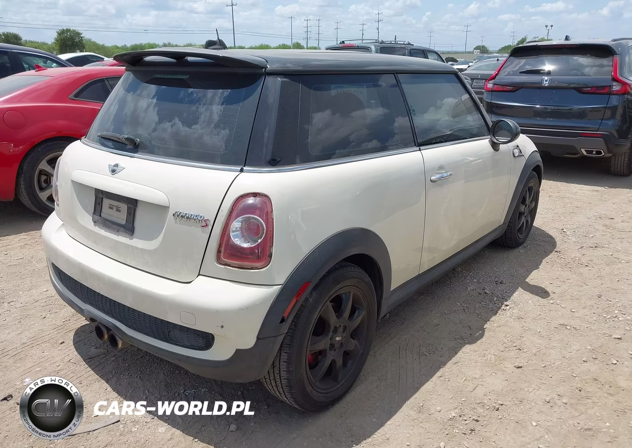 2010 Mini Cooper S VIN:WMWMF7C54ATX43130 - 4