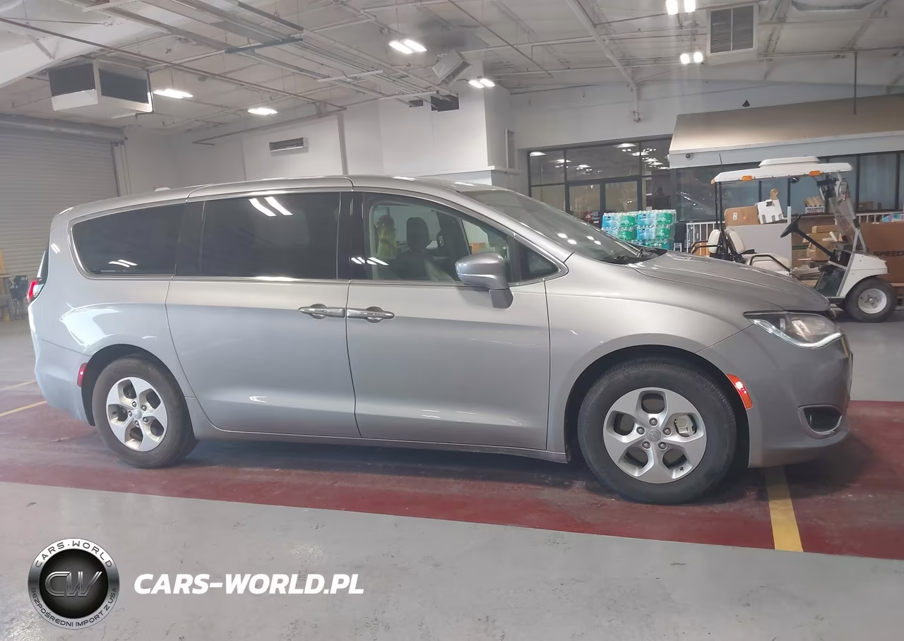 2017 Chrysler Pacifica Hybrid Touring Plus VIN:2C4RC1H76HR765091 - 16