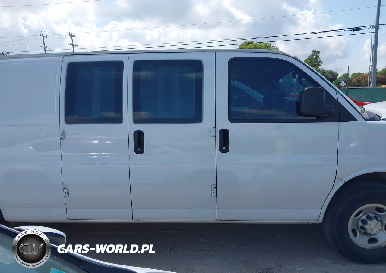 2020 Chevrolet 2500 Expre VIN:1GCWGBFG1L1206772 - 13