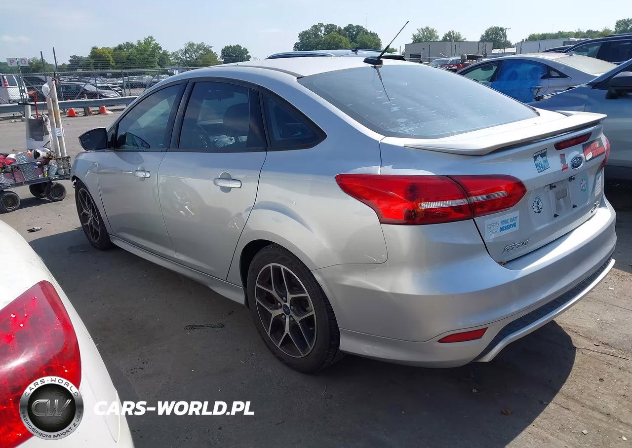 2016 Ford Focus Se VIN:1FADP3F20GL356633 - 3