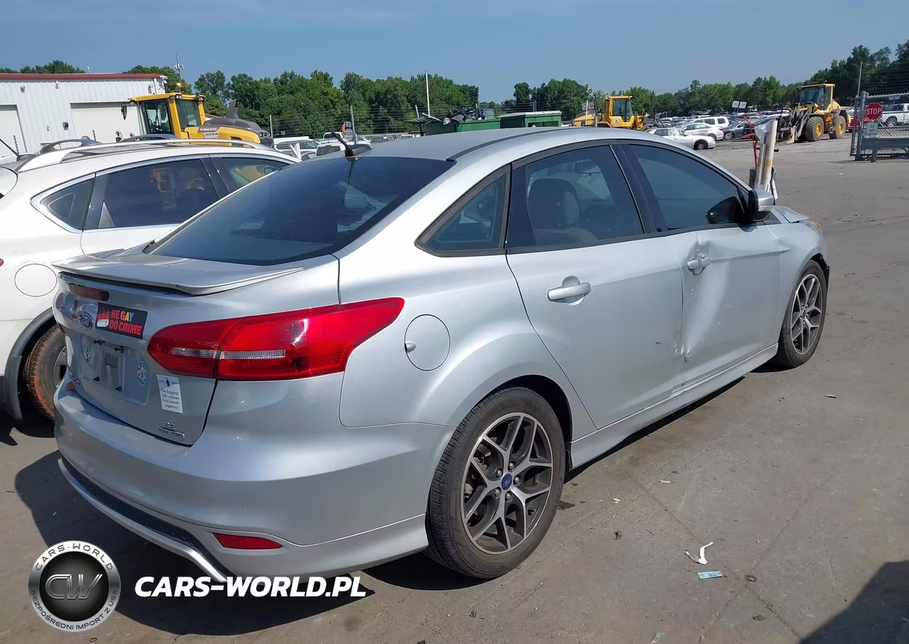 2016 Ford Focus Se VIN:1FADP3F20GL356633 - 4