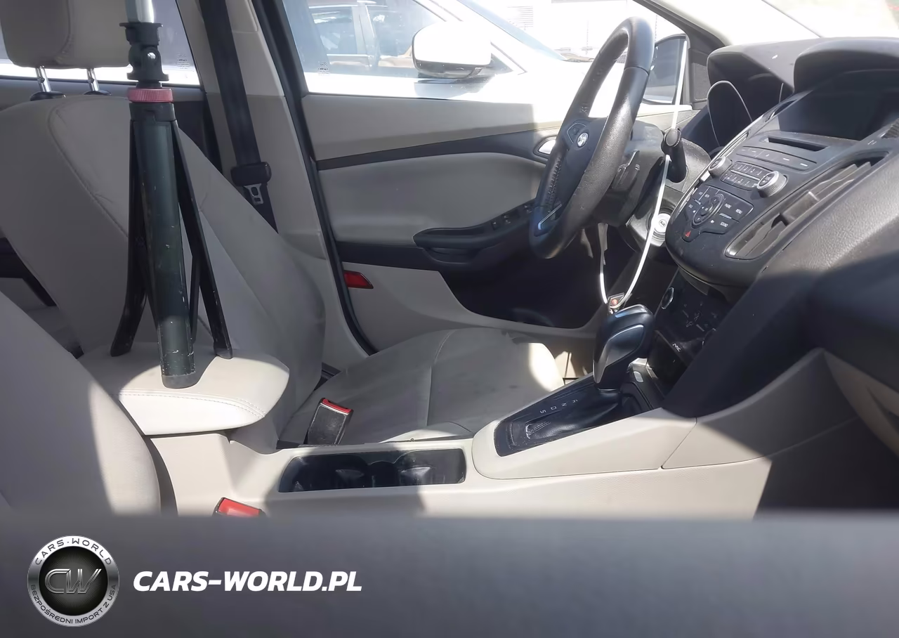 2016 Ford Focus Se VIN:1FADP3F20GL356633 - 5