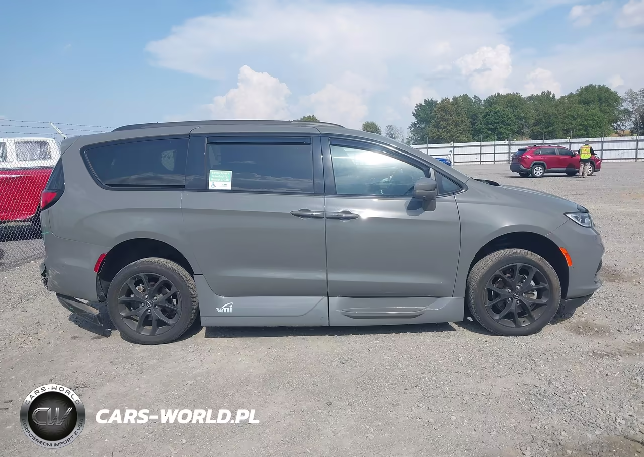 2022 Chrysler Pacifica Touring L VIN:2C4RC1BG8NR110127 - 13