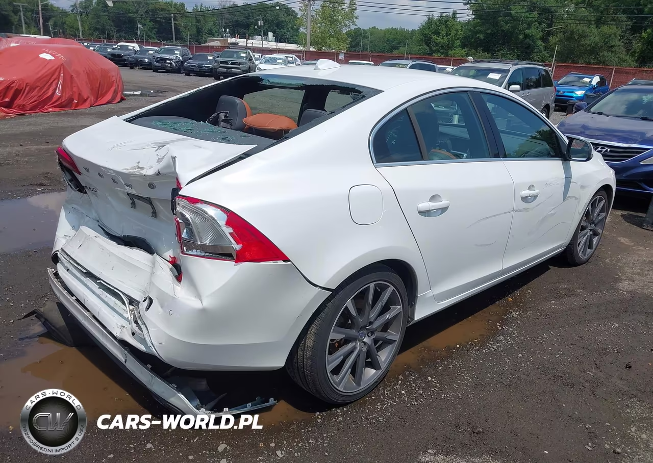 2015 Volvo S60 T6 Platinum VIN:YV149MFM0F2335114 - 4