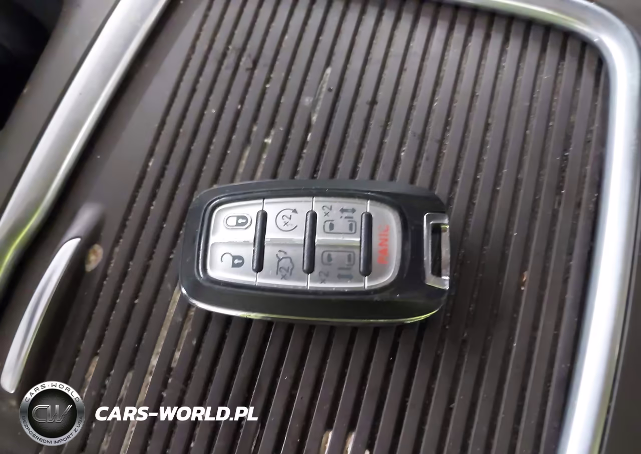 2017 Chrysler Pacifica Touring-L Plus VIN:2C4RC1EG6HR564909 - 11
