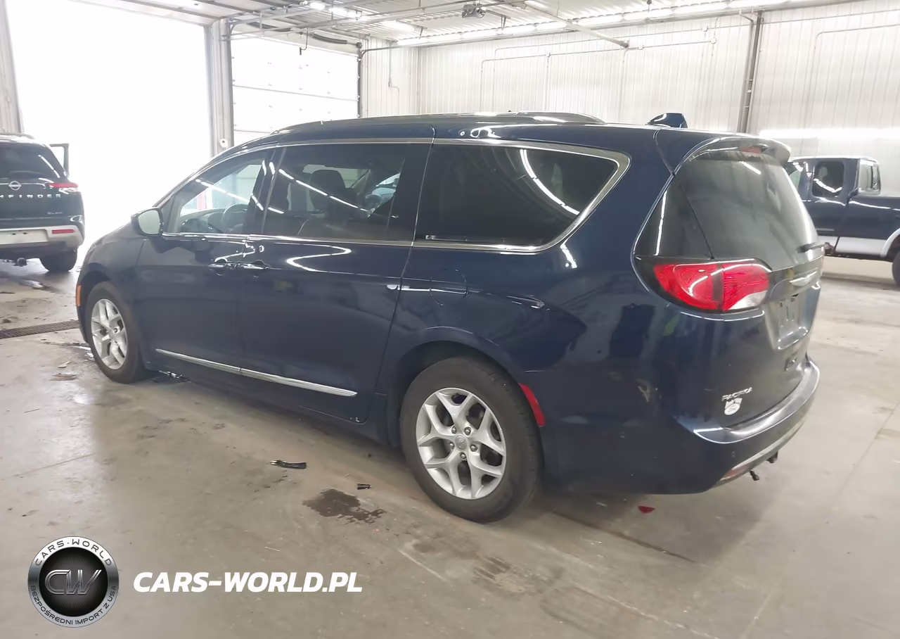 2017 Chrysler Pacifica Touring-L Plus VIN:2C4RC1EG6HR564909 - 3