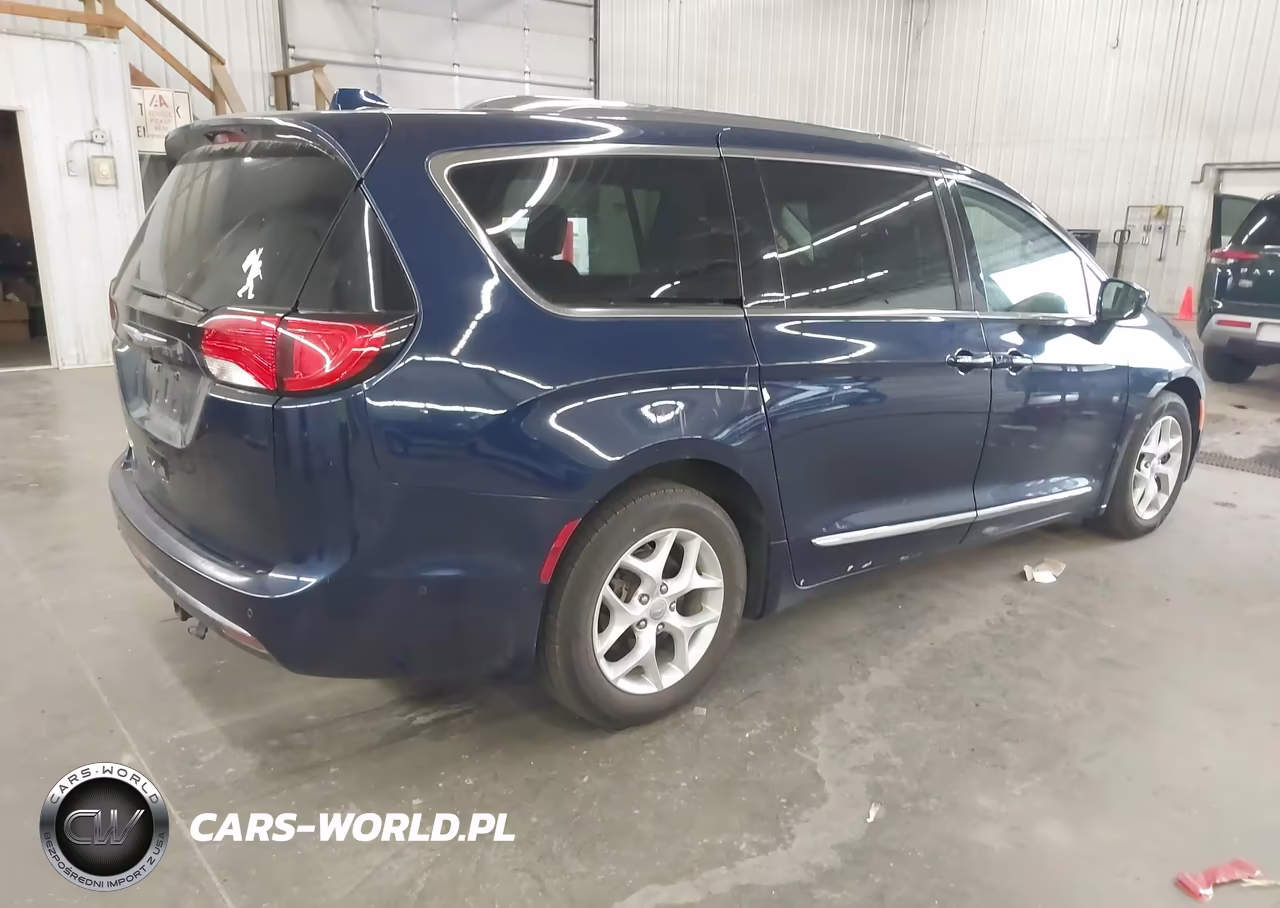 2017 Chrysler Pacifica Touring-L Plus VIN:2C4RC1EG6HR564909 - 4