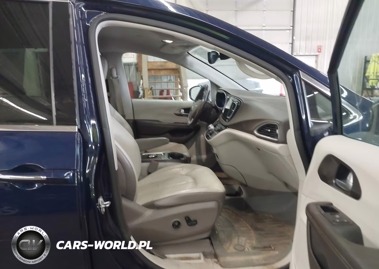 2017 Chrysler Pacifica Touring-L Plus VIN:2C4RC1EG6HR564909 - 5