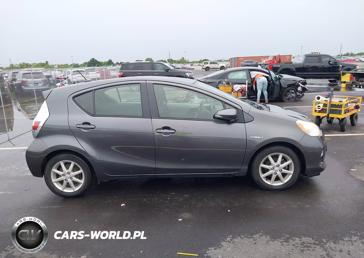 2013 Toyota Prius C Three VIN:JTDKDTB39D1532272 - 13