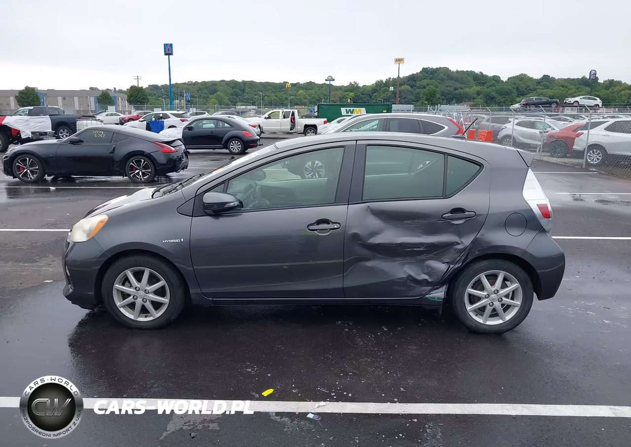 2013 Toyota Prius C Three VIN:JTDKDTB39D1532272 - 14