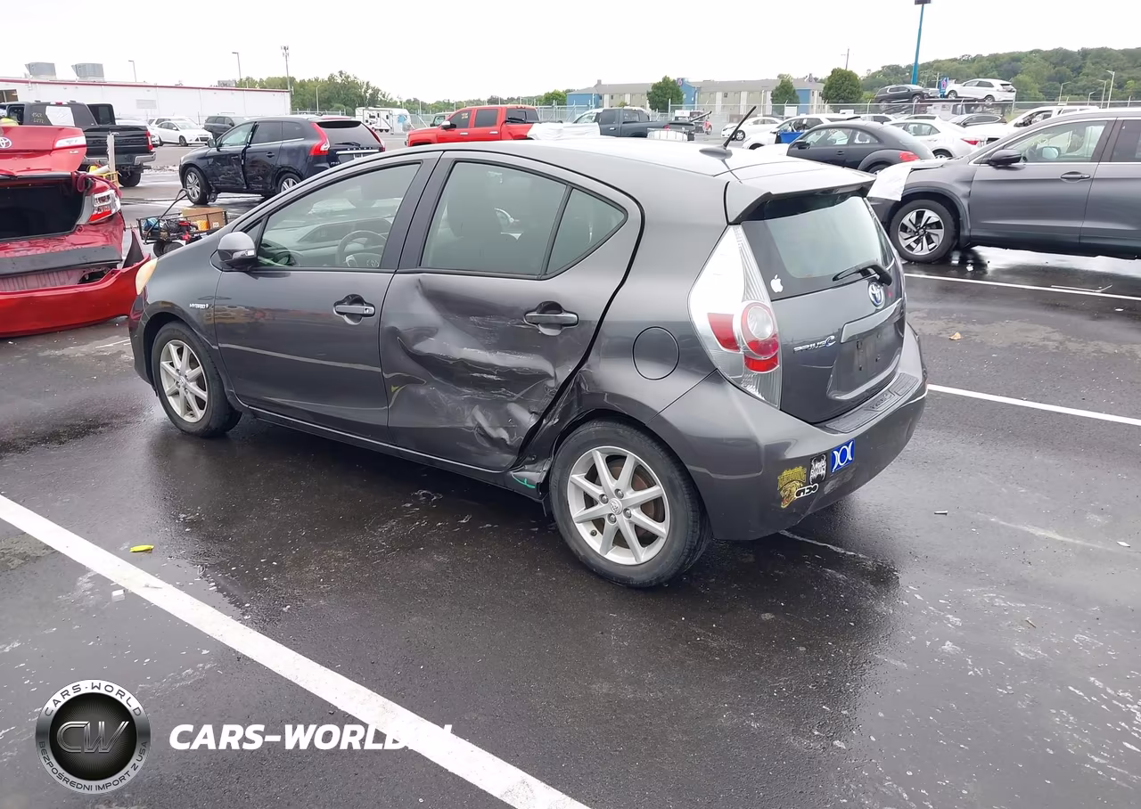 2013 Toyota Prius C Three VIN:JTDKDTB39D1532272 - 3