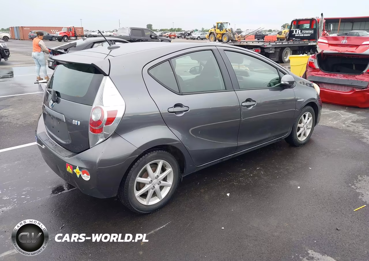 2013 Toyota Prius C Three VIN:JTDKDTB39D1532272 - 4