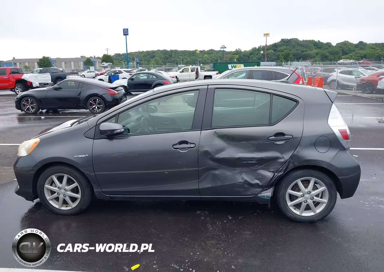 2013 Toyota Prius C Three VIN:JTDKDTB39D1532272 - 6