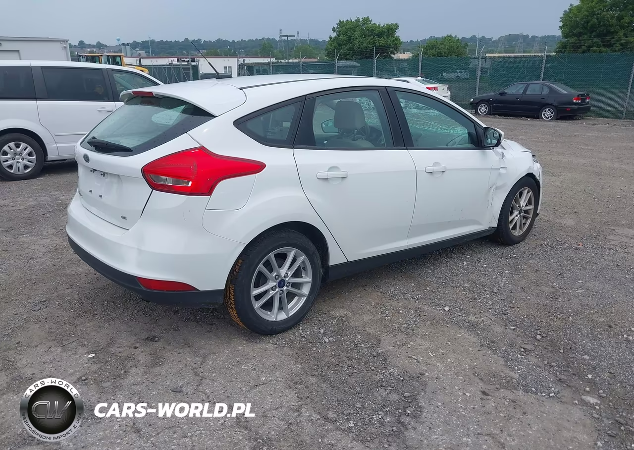 2018 Ford Focus Se VIN:1FADP3K22JL276022 - 4