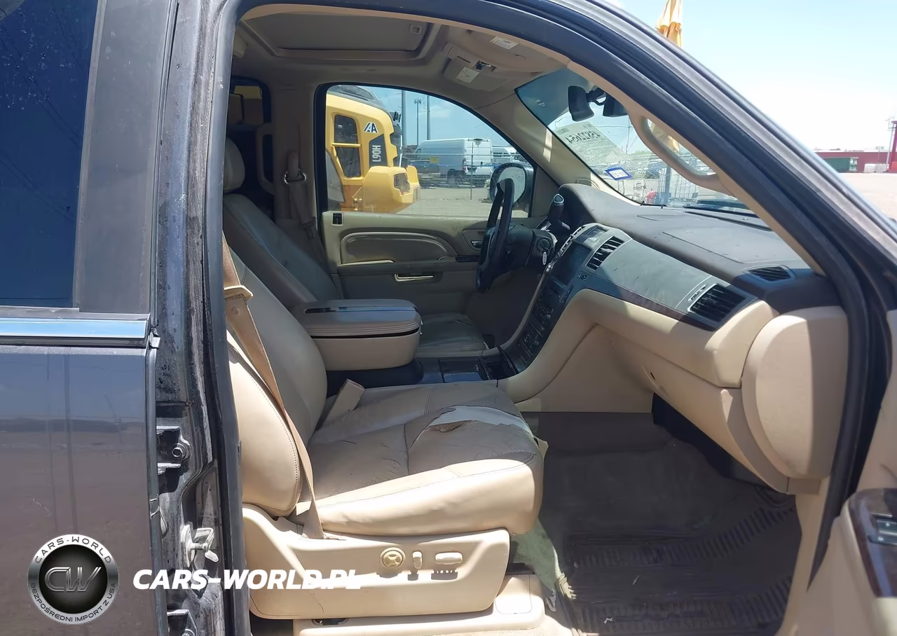 2010 Cadillac Escalade Luxury VIN:1GYUKBEF0AR198588 - 5