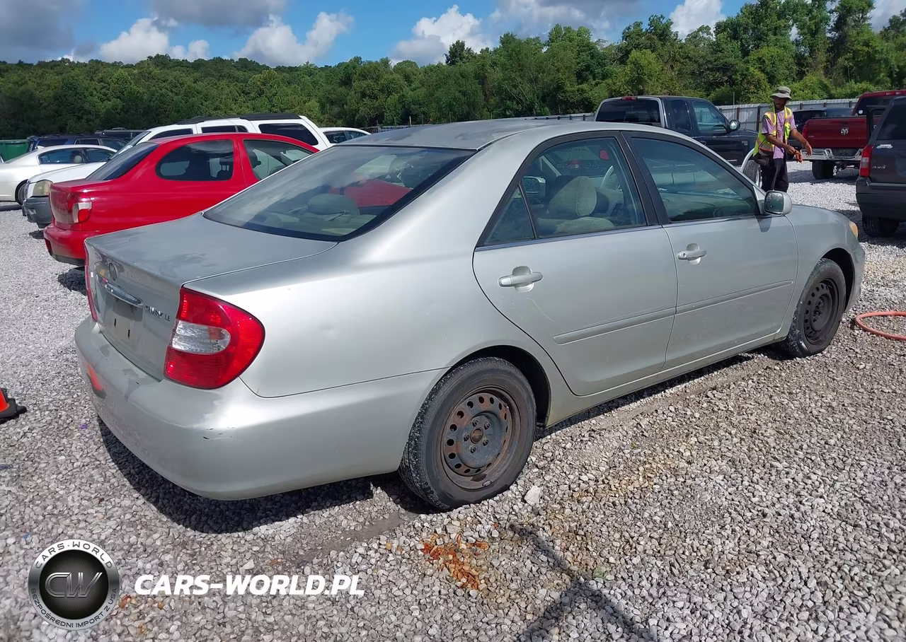 2002 Toyota Camry Le VIN:JTDBE32K020104016 - 4