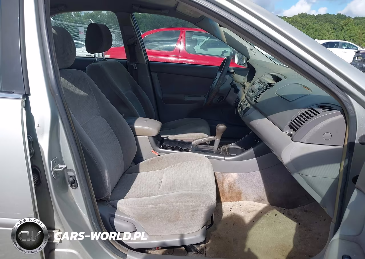 2002 Toyota Camry Le VIN:JTDBE32K020104016 - 5