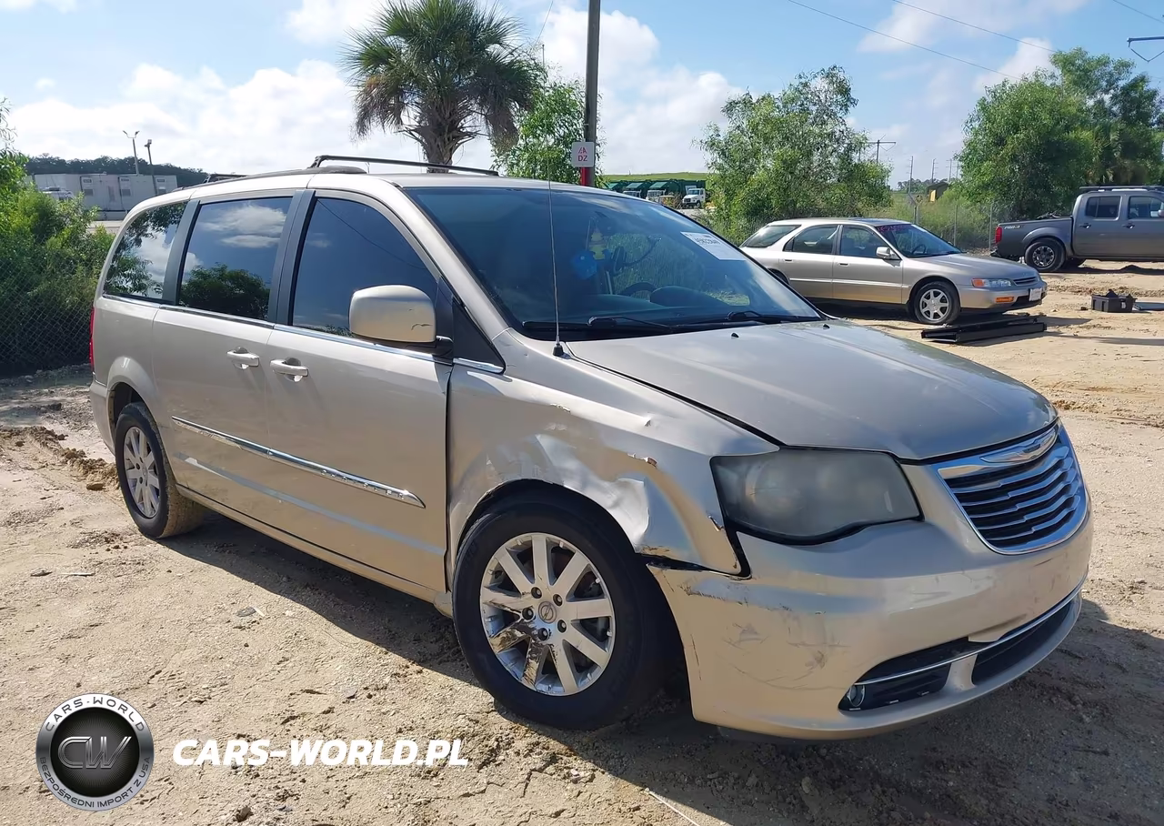 2013 Chrysler Town & Country Touring – zdjęcie 1 z 12