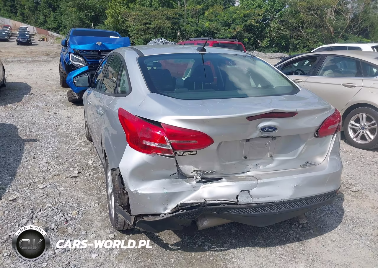 2016 Ford Focus Se VIN:1FADP3F2XGL310856 - 3