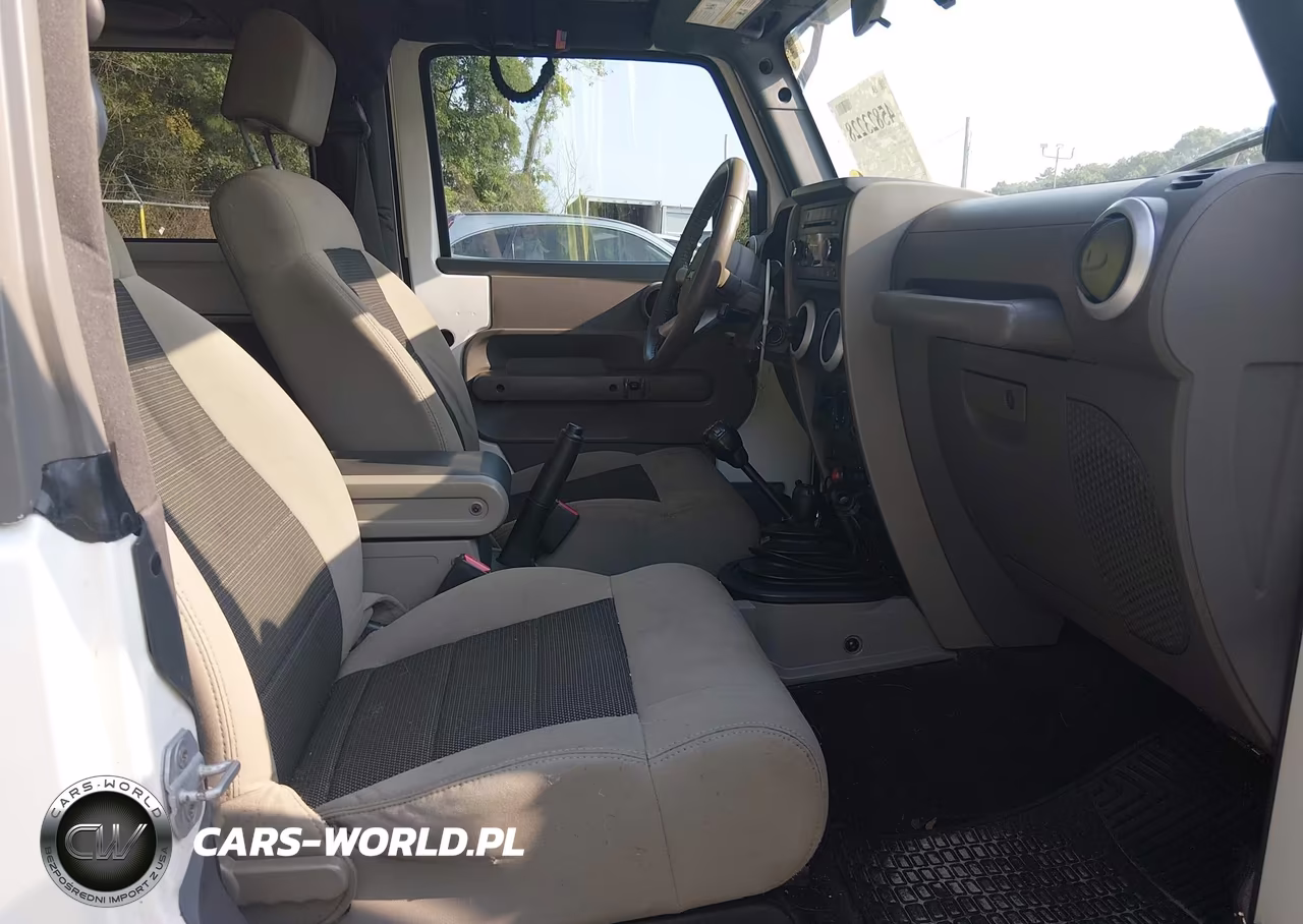 2010 Jeep Wrangler Sahara VIN:1J4AA5D1XAL208415 - 5