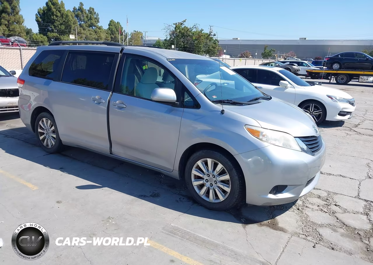 2011 Toyota Sienna Le – zdjęcie 1 z 16