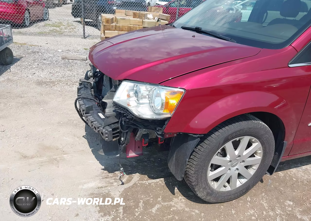 2015 Chrysler Town & Country Touring VIN:2C4RC1BG4FR656764 - 13