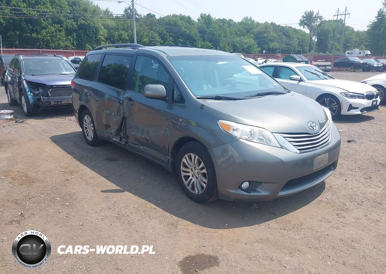 2013 Toyota Sienna Xle V6 8 Passenger – zdjęcie 1 z 17