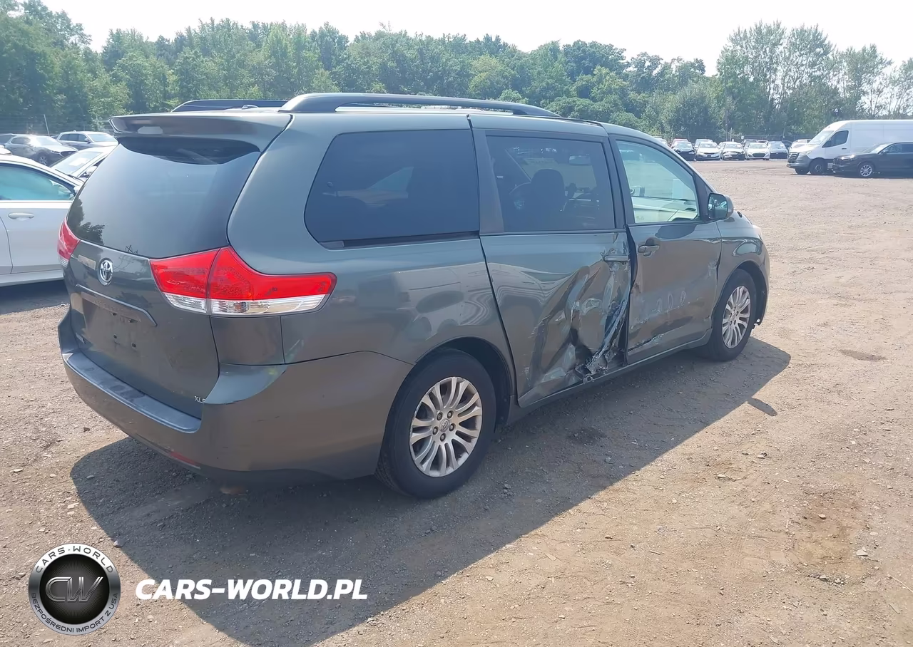 2013 Toyota Sienna Xle V6 8 Passenger VIN:5TDYK3DC5DS373573 - 4
