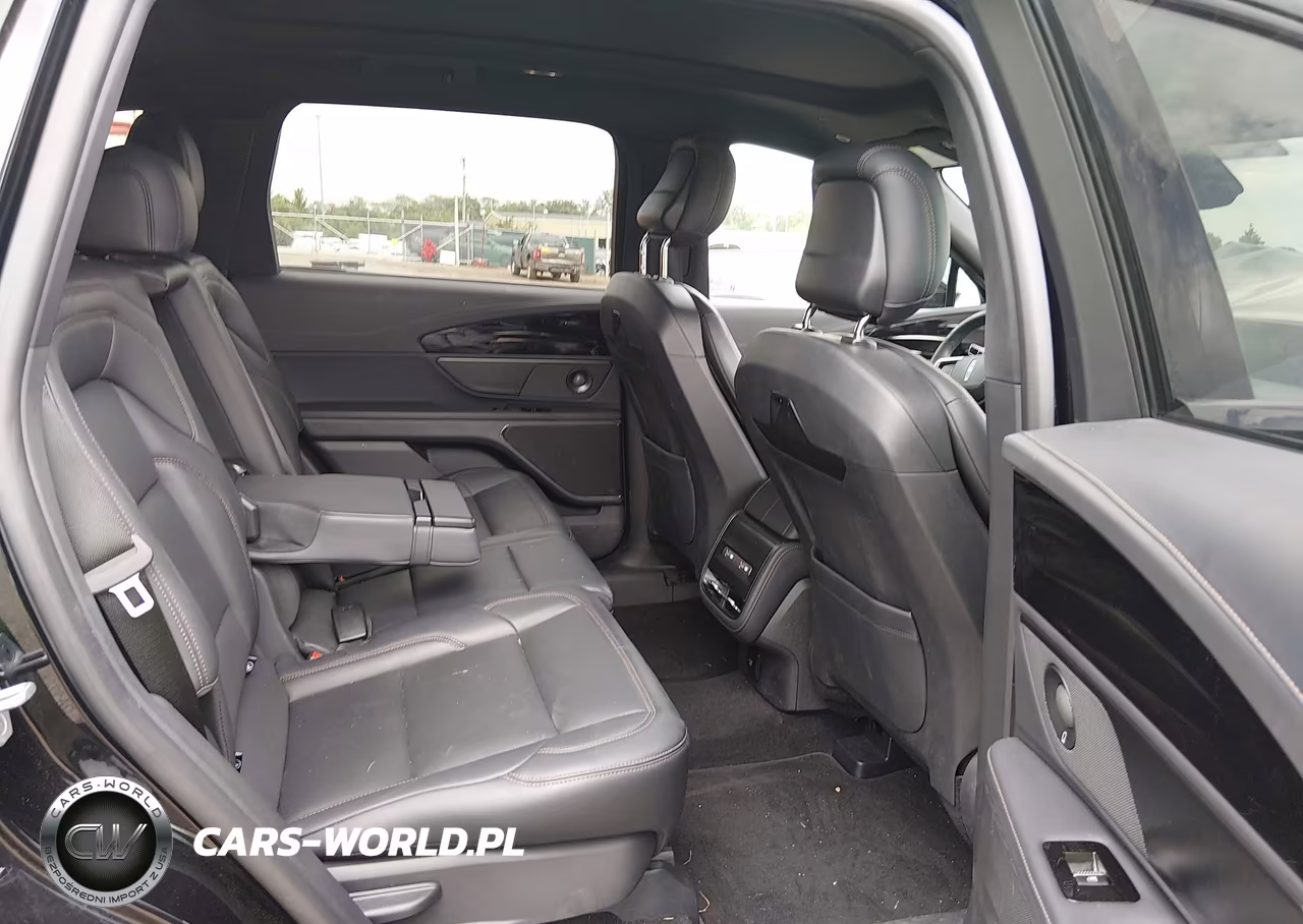 2025 Lincoln Nautilus Premiere VIN:5LMPJ8JA6SJ916365 - 8