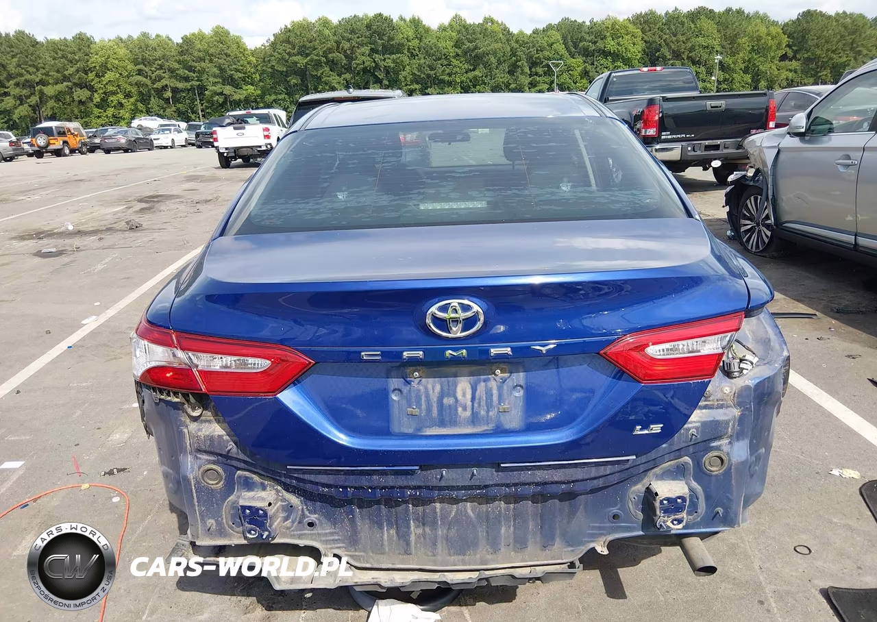 2018 Toyota Camry Le VIN:4T1B11HK6JU659806 - 17