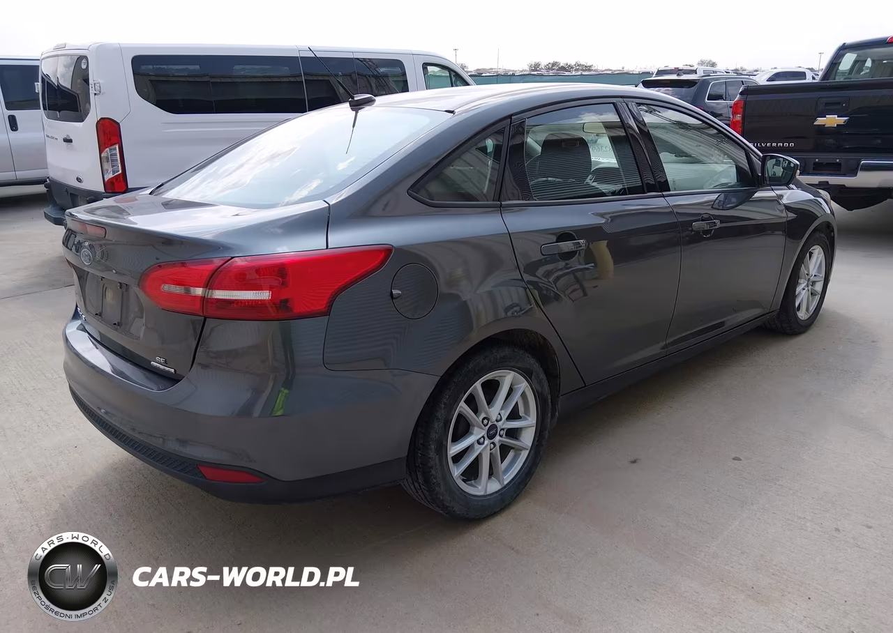 2016 Ford Focus Se VIN:1FADP3F21GL365938 - 4