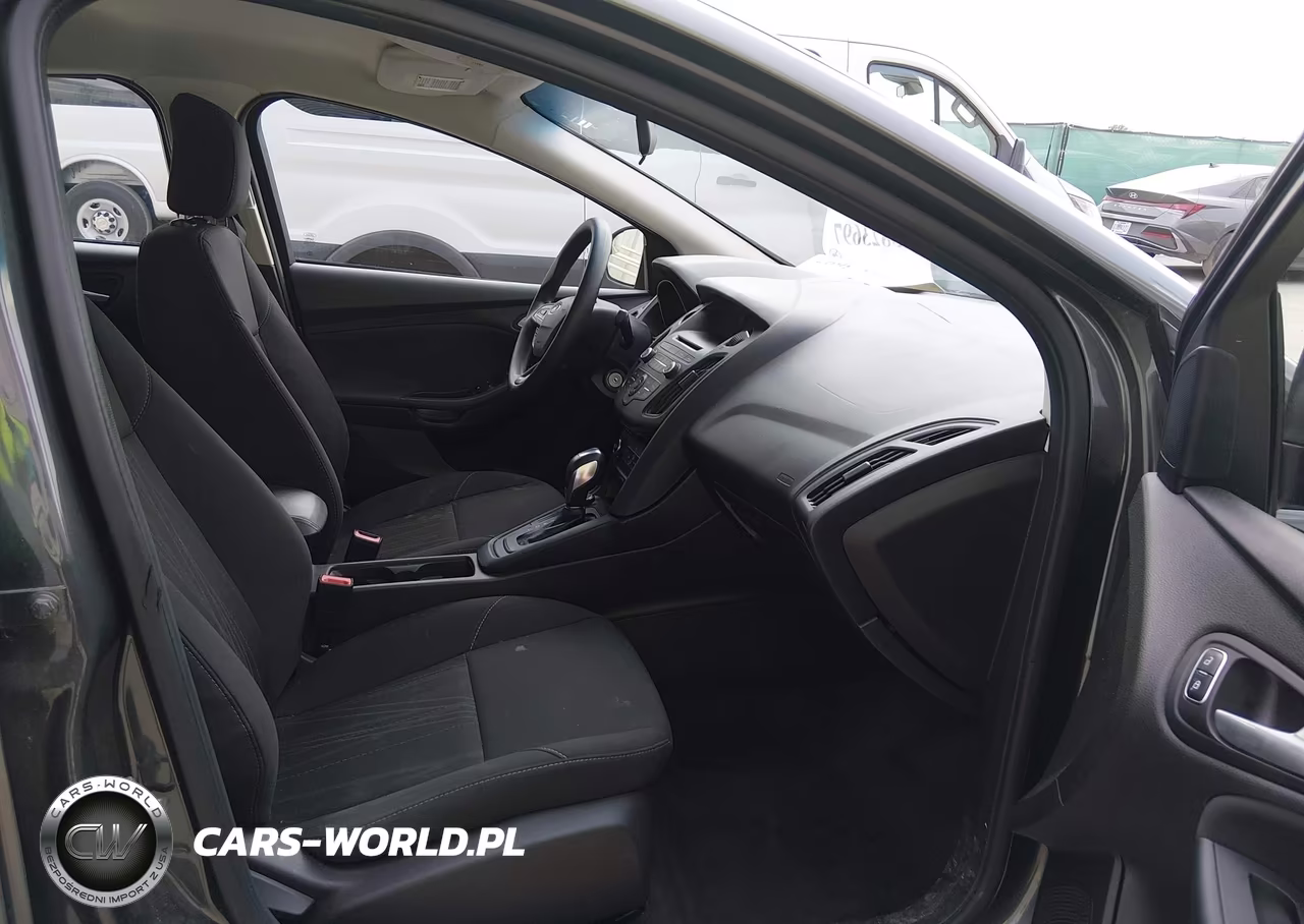2016 Ford Focus Se VIN:1FADP3F21GL365938 - 5