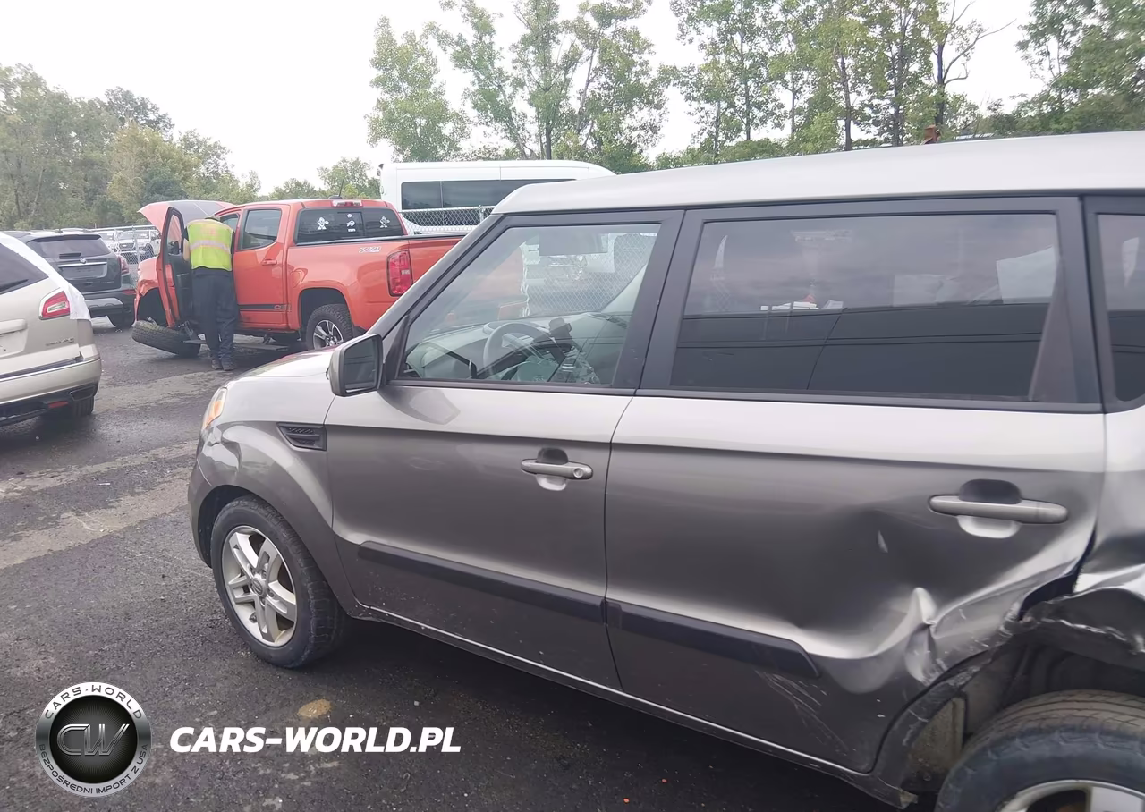 2011 Kia Soul + VIN:KNDJT2A28B7328509 - 14