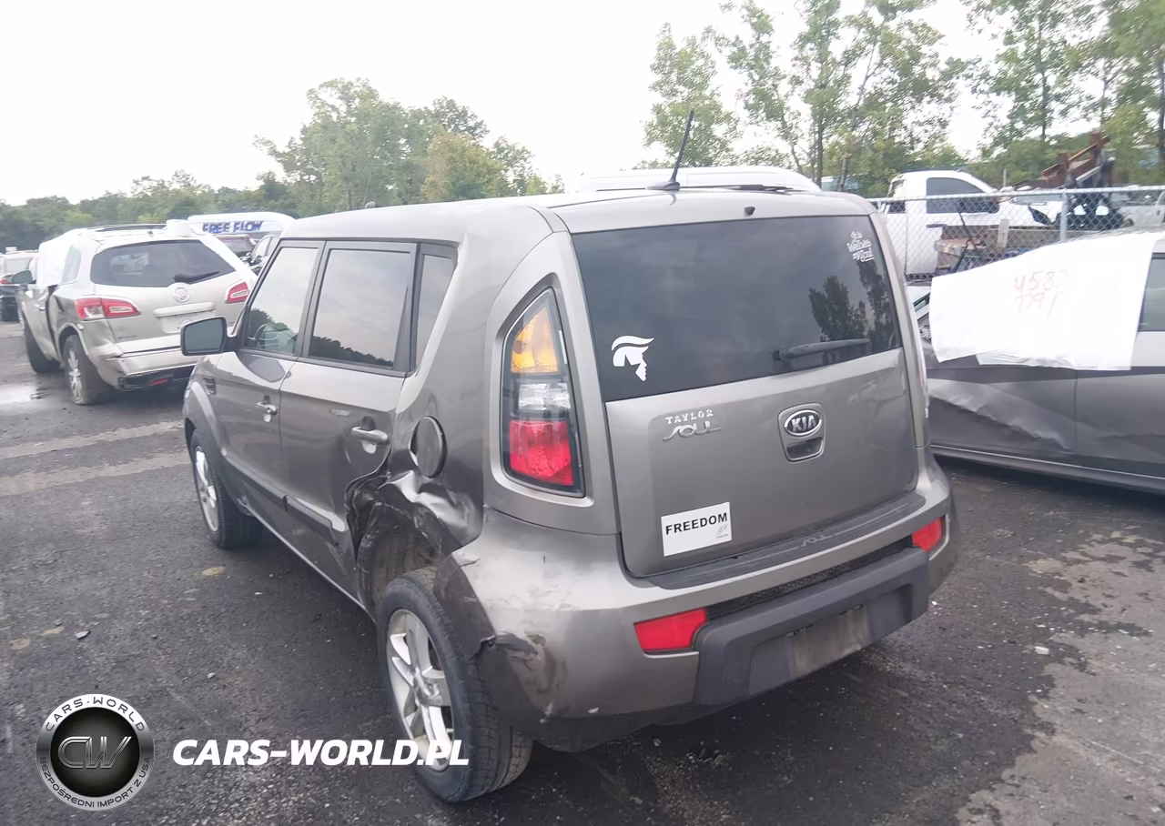 2011 Kia Soul + VIN:KNDJT2A28B7328509 - 3