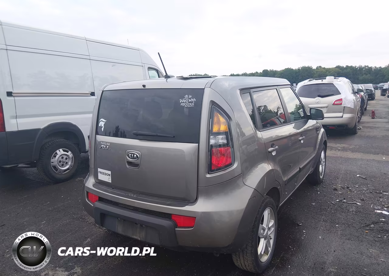 2011 Kia Soul + VIN:KNDJT2A28B7328509 - 4