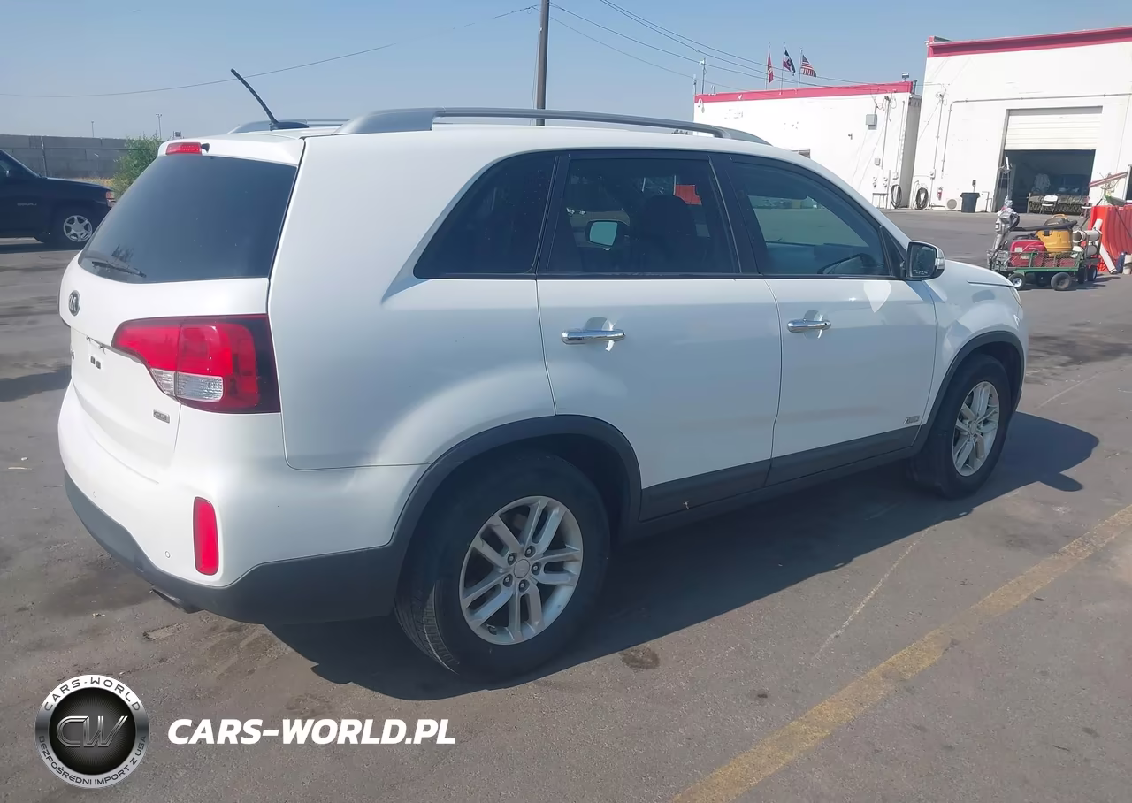 2015 Kia Sorento Lx VIN:5XYKTCA64FG570669 - 4
